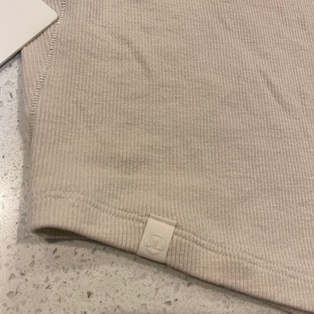 Lululemon tight cropped T-shirt - Picture 6 of 12